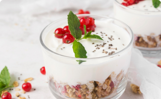 Parfait de Yogurt con Granola de Hemp Hearts de Chocolate y Frutas